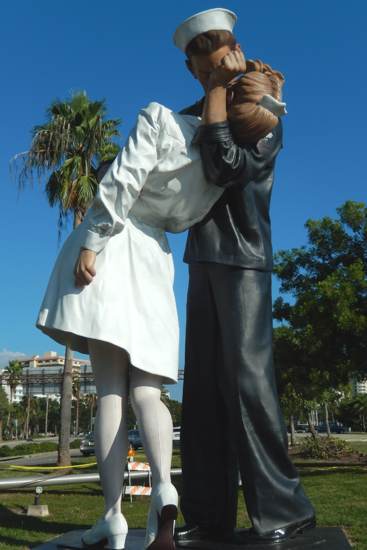 Unconditional Surrender statue of a sailor kissing a nurse in Sarasota